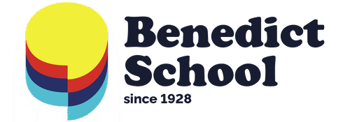 Il logo di oggi: un fumetto a strati giallo, rosso, blu e turchese accanto alla scritta Benedict School, since 1928.